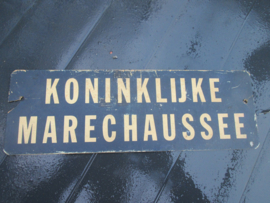 Plastic bordje Koninklijke Marechaussee, gebruikt ter veld om politiepost aan te geven. jaren 50/60