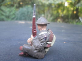 ELASTOLIN sitting British soldier. zittende Engelse soldaat goede staat leuk figuur.