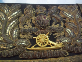 British full dress Royal Artillery shoulder belt pouch nice embroidered. Engelse giberne Royal Artillery  met riem perfekte staat. Goud borduursel met vuurvergulde metalen delen. Zeer decoratief mooi stuk militaire Engelse traditie.