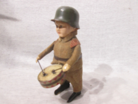 German toy soldier with helmet, not working. Duits speelgoed soldaatje Schuco, niet werkend, met Duitse helm en trommel.