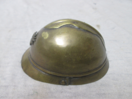 French miniature bras helmet trench- art. Loopgravenkunst een kopere nminiatuur Franse helm 8,5 bij 6,5 cm.