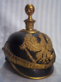 German officers spike helmet Artillery, nice untouched helmet. Duitse officiers pickelhaube artillerie, vuurverguld.  Helm is mooi in model, geen dubbele gaten dus alles zit er nog origineel op. gelijkgekleurd.