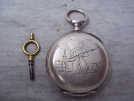 Frans zakhorloge, met sleutel, en gravering op de achterkant. HALTE QUI VIVE is het opschrift, zeer bijzonder stuk, helaas loopt het horloge niet meer.