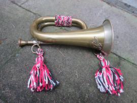 German HJ Hitler/ Youth bugle little damage on front badge. Duitse bazuin signaalhoorn Hitler/ Jugend met adelaar gedeeltelijk gedenazificeerd, maar nog duidelijk zichtbaar Hess Instrumenten.
