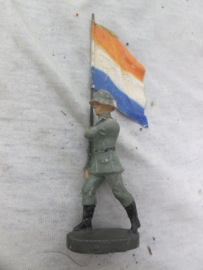 Elastolin soldier with Dutch flag. Elastolin soldaat met nederlandse vlag mooi gemerkt.