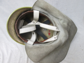 Dutch fire helmet of the sixties. Nederlandse brandweerhelm met leren neklap, zeer mooi model, compleet.