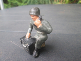 American soldier with field telephone. Amerikaan met veldtelefoon.