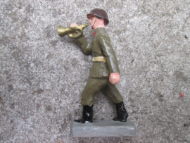 DURSO Belgium soldier WW" with bugle. Belgische soldaat met bazuin WO2 goede staat.