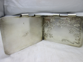French card box, agenda, with a military scene. Frans metalen agenda, visitekaartjes houder met gegraveerde militaire afbeelding uit de 1e WO. zeer gedetailleerd.