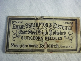 British surgeon needles 6 in one pack. nicely marked. Engelse operatie naalden in zakje met opschrift. militair verstrekt zie Broad-arrow rechts onder het zakje.