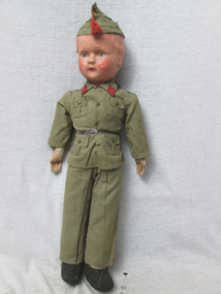 Play doll with a Belgium army uniform, 1930. Pop met een belgisch legeruniform en de typische bonnet de Police, kop gemaakt van Papier- Maché. pop is uit de jaren 30, decoratief en zeldzaam stuk.