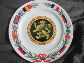 Belgium plate made in 1916. Belgisch wandbord, met de vlaggen van de landen die belgie hielp. bord is uit 1916, daarom ook geen Amerikaanse vlag mooi gaaf item.