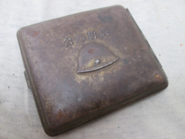 Japanese cigarette case with helmet. Sigaretten etui met afgebeeld de Japanse helm model  90 met Japanse karakters. Zeldzaam stuk.
