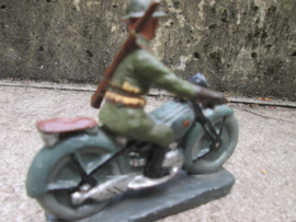 DURSO Belgium soldier on motor. Belgische soldaat op motor met belgische kleuren.