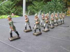 LINEOL German marching soldiers smaler size. 13 Duitse soldaten marcherend met officier. goede staat. kleiner model