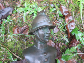 Bronse buste of a Belgium firefighter. Bronzen buste van een Belgische brandweerhelm op marmeren voet, 22 cm in totaal, zeer bijzonder stuk.