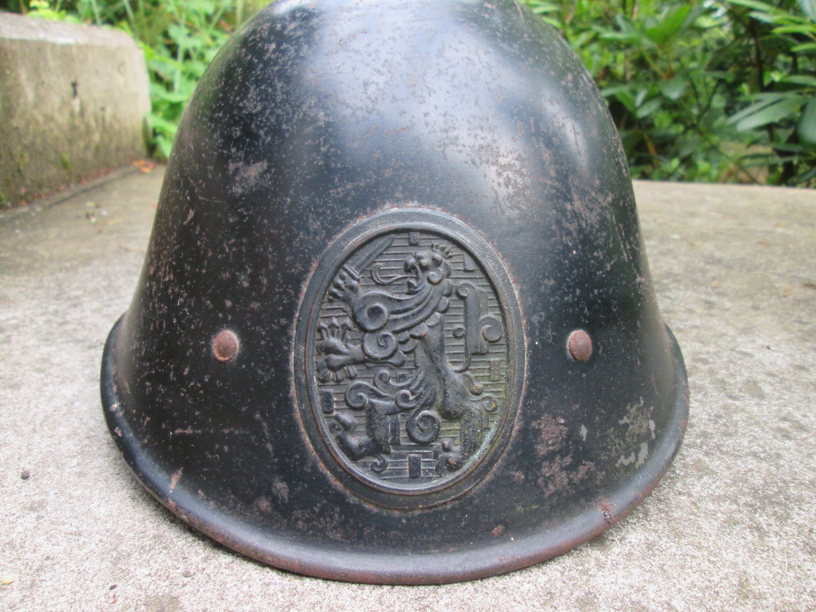 Dutch calaboration helmet of the police. Nederlandse staalhelm model 1934 met dubbel decal van de Schalkhaar politie, helm CM 1940 gestempeld zeer nette staat ZELDZAAM stuk.