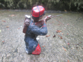 ELASTOLIN 10 cm. French soldier shooting played condition. Franse soldaat schietend bespeelde staat.