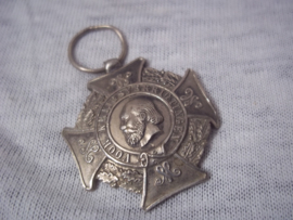 Nederlandse medaille VOOR KRIJGSVERRICHTINGEN, klein model 3 cm. bol van vorm.