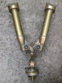 British telescope stereoscopic Mk IV, dated 1942. Engelse stereokijker, loopgravenkijker optisch goed, mooi gemarkeerd vervaardigd uit brons, zeer decoratief item.