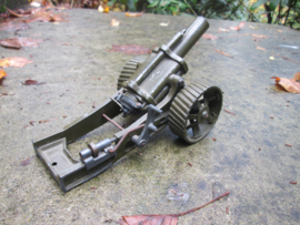 Metal gun. Metalen kanon British made, met laad en richt mechaniek zeer bijzonder