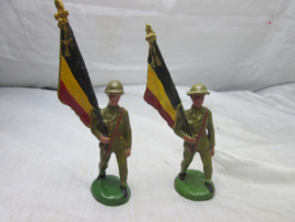 SOLIDO 2 Belgium soldiers with flag, 2 Belgische soldaten met vlag jaren 50 1 met Engelse helm en 1 met de Amerikaans model helm zoals gebruikt in de jaren 50.