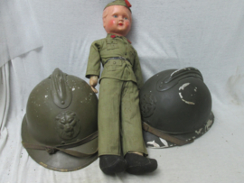 Play doll with a Belgium army uniform, 1930. Pop met een belgisch legeruniform en de typische bonnet de Police, kop gemaakt van Papier- Maché. pop is uit de jaren 30, decoratief en zeldzaam stuk.