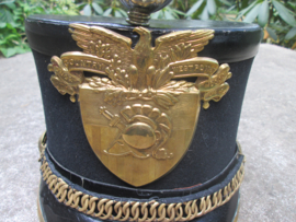 US shako of the West=Point Military school. academie. Amerikaanse shako van de Militaire akademie West- Point, oud model mooi gemarkeerd decoratief hoofddeksel. gedragen staat.