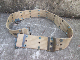 US- Army M1912 cavalery pistolbelt, very rare with sword holder. De wat zeldzamere variant van de pistolbelt is de cavalerie uitvoering M1912 nette staat. De riem is gedateerd 1916. met makers stempel. moeilijk leesbaar. met sabeldrager.