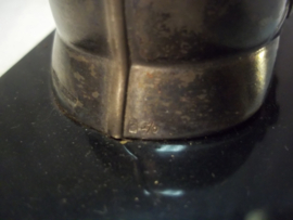 Miniature German Pickelhaube. Miniatuur pickelhaube op glazen voet Pruisen verzilverd, met merktekens en maker.