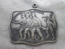 Austrian sporting medal 1915. Oostenrijkse sport medaille. Italie, die het bondgenoodschap verliet hier afgebeeld met een dolk stekend in de rug van de drie andere landen, zeldzaam stuk BUNDESTREUE - 1915.