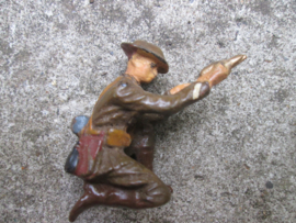 ELASTOLIN American soldier with pigeon. Amerikaanse soldaat met duif