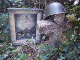 Schilderij, Hulde aan de gevallen Nederlandse soldaat. geschildert op hout met ook geschilderde lijst, naoorlogs productie uit 1945 zeer bijzonder stuk huisvlijt met oog voor detail.