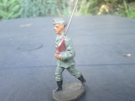 ELASTOLIN Marching German soldier. Marcherende Duitse soldaat met helm op de rug. goede staat.