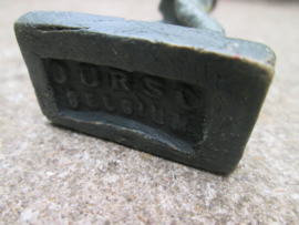 DURSO Dutch soldier. Nederlandse soldaat met geweer over de schouder.