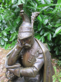 Statue of a French Napoleontic soldier after they have lost the Battle of Waterloo, signed Jean Francois- Theodore Gechter 1842 Bronzen beeld Franse kurassier 35 cm, 7 kilo TOP zeldzaam beeld.