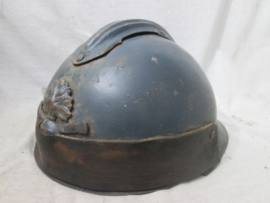 French modified Artillery helmet 1915. Gemodificeerde Franse helm Artillerie eenheden 1e model uit 1915, ZEER zeldzaam en curieus. voorscherm van de helm werd verwijdert om beter door de optische instrumenten te kunnen kijken.