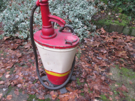 SHELL oil pump. Shell olie vat pomp wat je handmatig op kom pompen, mooi gemarkeerd decoratief stuk.