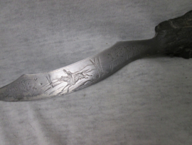 Metal letter opener, made of remnantsof a grenade shell,  Souvenir de la Guerre 1914. Loopgravenkunst trench- art afgebeeld een Ulaan op een paard met lans  Belgisch gemaakt.