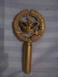 Vlaggenstandaard vuurverguld, 18cm. in driedemensionale  kroon in lauwerkrans met daaronder een sabel en de letters OF. zeer decoratief