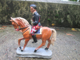CHIALU Scottish officer on horse Highlander op paard met sabel en tartan.