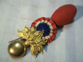 French cap badge shako Mdl. 1886-1918, infantry officer. Frans embleem voor de sjako Mdl. 1886-1918 officier geborduurde cocarde,  met maker