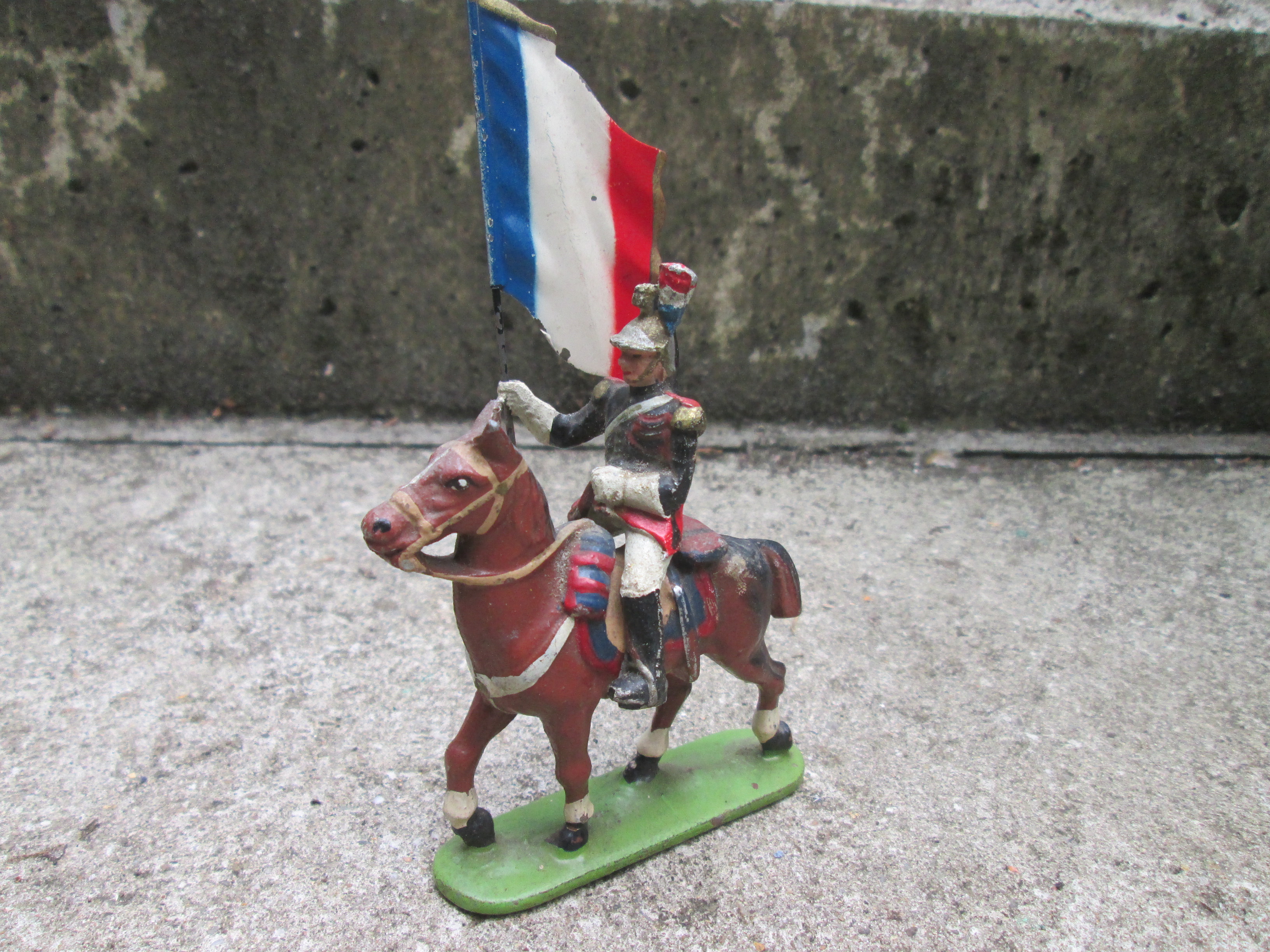 Aluminium Franse kurassier op paard met vlag zeer bijzonder en mooi gemaakt merkloos.