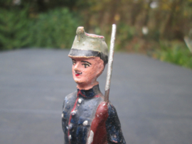 ELASTOLIN Soldier marching. Soldaat marcherend met sjako blauw uniform Duits/ Nederlands.