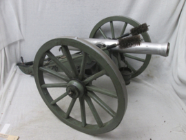 Miniatuur kanon, 70 cm bij 36 cm hoogte 30 cm.
