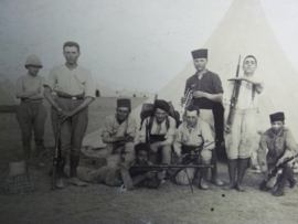 Postkaart foto, koloniale soldaten en kampement