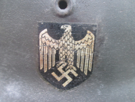 German helmet M40 with Wehrmacht decal.  Duitse helm zandgeverfd met Wehrmacht decal maat ET64. kinriem helaas gebroken binnenhelm in perfecte staat zeer nette en keurige helm.