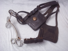 US cavalery leather horse equipment, with 2 US badges. Amerikaans leerwerk voor de cavallerie, voorzien van 2 US emblemen, leuk WO1 leerwerk. Dit kan best heel oud leerwerk zijn, paardentuig werd vaak doorgedragen.