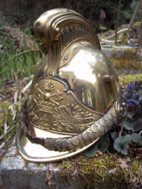 French fire helmet, Franse brandweerhelm. model 1855, gemodificeerd in 1872, geheel compleet, met binnenwerk en leren stukken, die zijn altijd weg of eruit Zeldzaam stuk. zo van de familie gekocht. TOP.