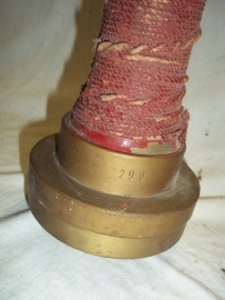 Kleine brandweerspuit, koper met rode draad omwikkeling.